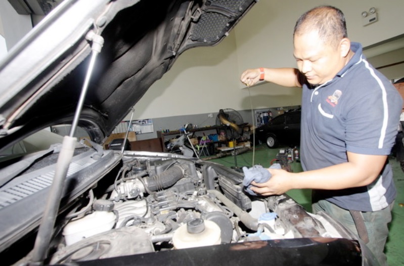 MELAKA, 30 Jun -- Seorang mekanik, nMohd Fazli Jamil sibuk memeriksa minyak hitam kenderaan yang di hantar ke bengkel untuk diselenggara oleh pemiliknya untuk pulang ke kampung halaman bagi menyambut Lebaran seminggu lagi.nDi jangka aliran trafik mulai se