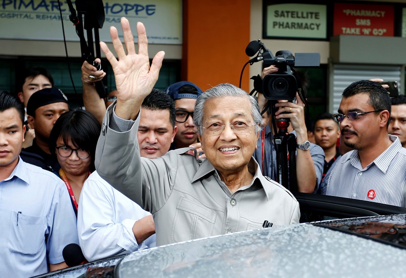 Tun Dr Mahathir Mohamad waves as he leaves after he was stopped from visiting jailed opposition leader Datuk Seri Anwar Ibrahim who is recuperating from a surgery at Cheras Rehabilitation Hospital in Kuala Lumpur January 10, 2018. u00e2u20acu201d Reuters pic