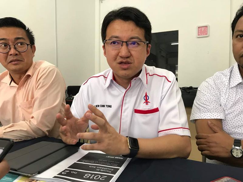 Johor DAP chief and Kluang MP Liew Chin Tong explaining the partyu00e2u20acu2122s decision on both the Ayer Hitam and Tanjung Piai parliamentary constituencies, in Pekan Nenas, January 12, 2018. u00e2u20acu201d Picture by Ben Tan