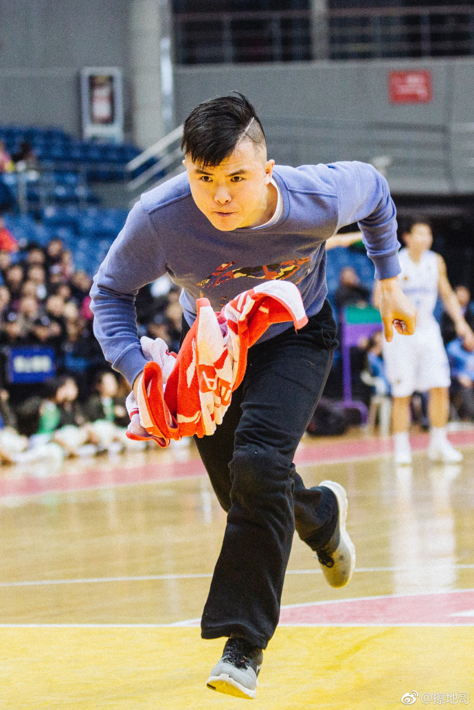 孟飞每次擦地都像在冲锋陷阵般。-摘自擦地哥微博-