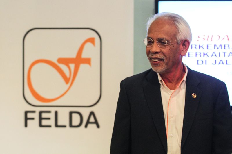Felda Chairman, Tan Sri Shahrir Abdul Samad showing the document of recovered land to the media during a press conference at the Felda Tower, January 15, 2018. u00e2u20acu201d Picture by Shafwan Zaidon