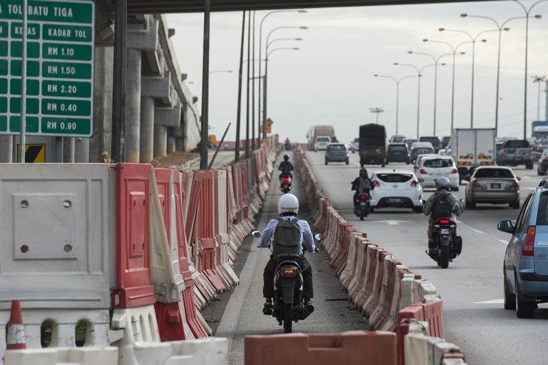 A motocyclist rides on the motorcycle lane along the Federal Highway in Kuala Lumpur January 25, 2018. u00e2u20acu2022 Picture by Mukhriz Hazim