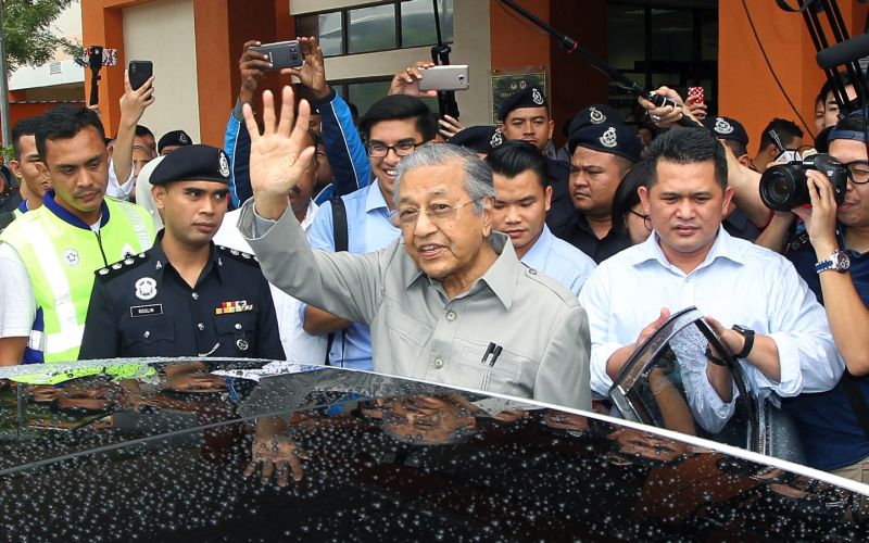Tun Dr Mahathir Mohamad tidak dibenarkan melawat Datuk Seri Anwar Ibrahim di Hospital Rehabilitasi Cheras di sini hari ini. u00e2u20acu201d Foto oleh Abdul Razak Ghazali
