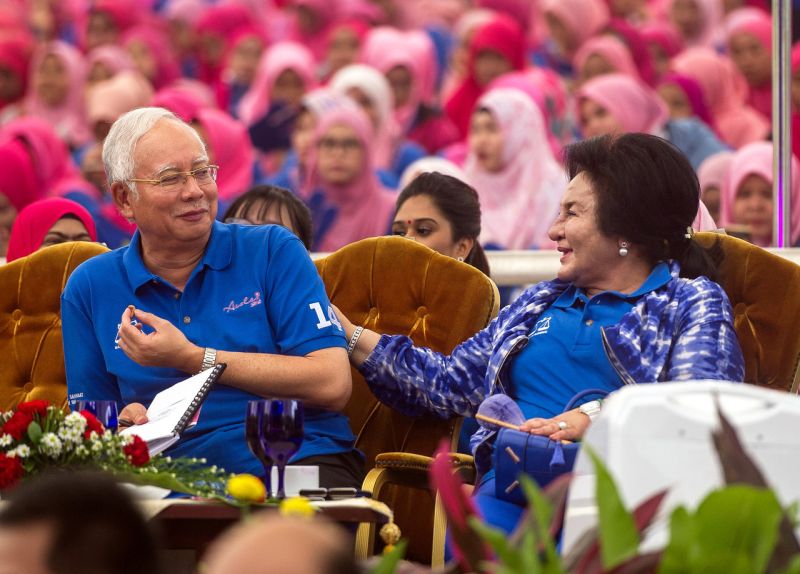 Datuk Seri Najib Razak bergurau bersama isteri Datin Seri Rosmah Mansorpada Majlis Pelancaran Azelea Rangkaian Sahabat Puteri BN, 20 Jan 2018. u00e2u20acu2022 Foto Bernama