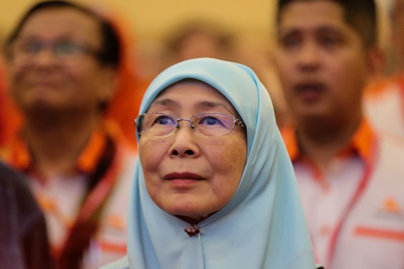 Datuk Seri Dr Wan Azizah Wan Ismail attends Pakatan Harapanu00e2u20acu2122s second convention in Shah Alam January 7, 2018. u00e2u20acu2022 Picture by Ahmad Zamzahuri