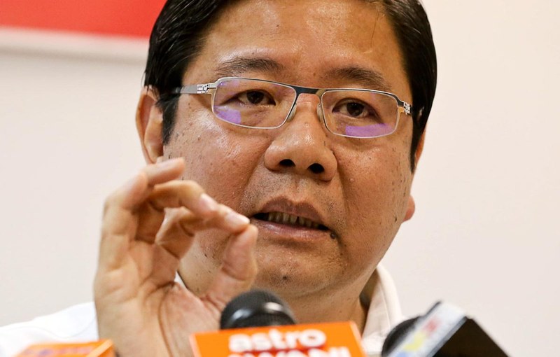 Penang Gerakan chairman Teng Chang Yeow showing the mindmap on the Penang Undersea Tunnel project at Penang Gerakan Headquarters anuary 12, 2018. u00e2u20acu201d Picture by Sayuti Zainudin 