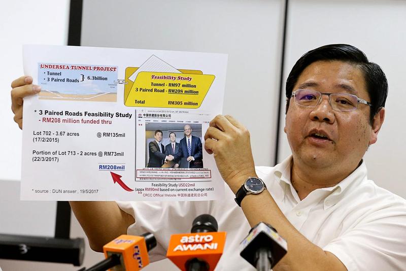 Penang Gerakan chairman Teng Chang Yeow showing the mindmap on the Penang Undersea Tunnel project at Penang Gerakan Headquarters anuary 12, 2018. u00e2u20acu201d Picture by Sayuti Zainudin 