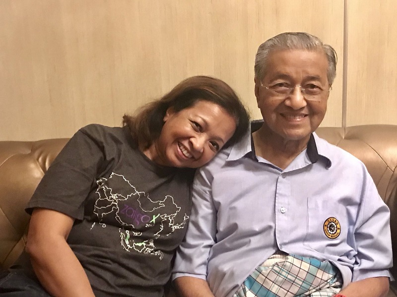 Marina Mahathir (left) shared a picture of her father, former prime minister Tun Dr Mahathir Mohamad on twitter today with updates on his health. u00e2u20acu201d Picture via Twitter/ Marina Mahathir