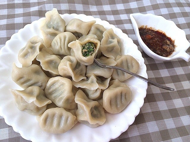 饺子长得像元宝，代表财气，而且包饺子等于“捏小人嘴”，可以防谗言哟！-摘自网络-