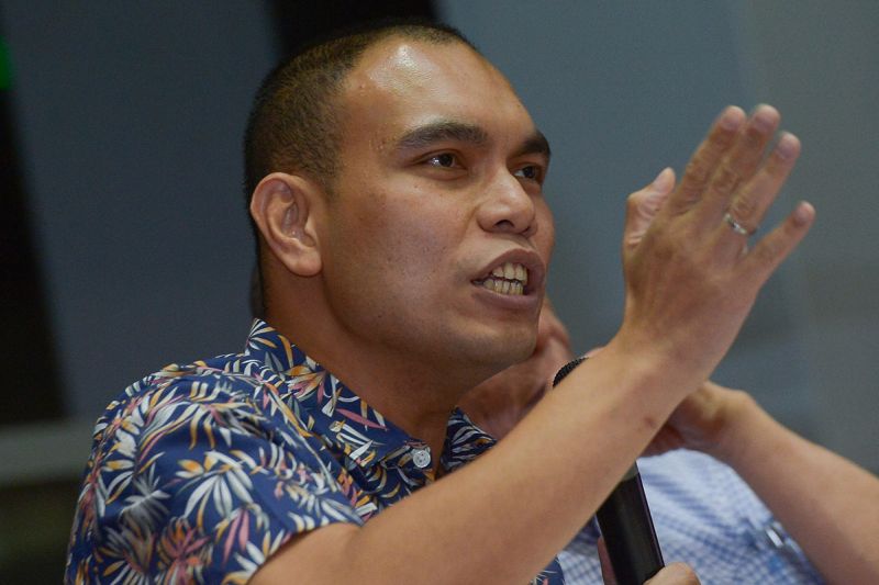 Syahredzan Johan speaks during a forum on fake news at Summit USJ, Subang Jaya February 28, 2018. u00e2u20acu201d Picture by Mukhriz Hazim