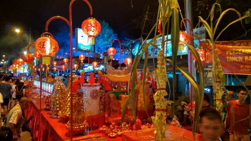 摆上长桌盛大的天公诞拜祭仪式，只有在槟城姓周桥哦。-摘自网络-