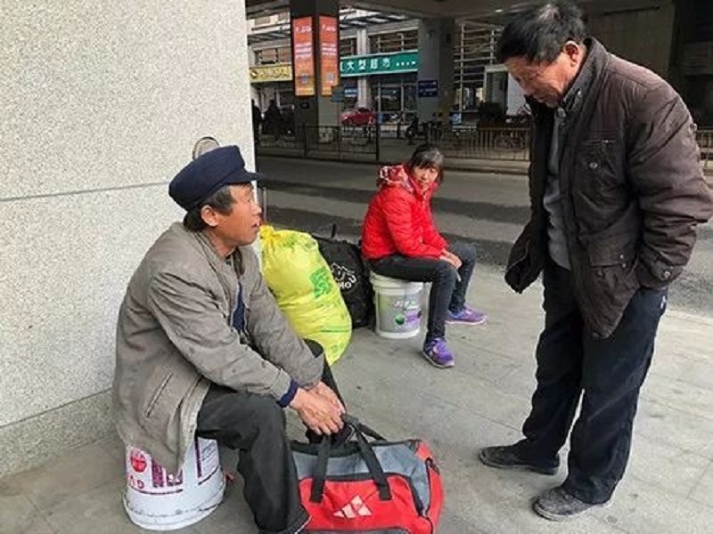 油漆桶既可装东西,又可当凳子坐,如果没有这个“春运神器”,便要站10多个小时回家。-图取自网络-