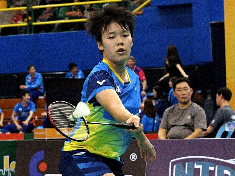 Goh Jin Wei returns a shot to Thailand's Pornpawee Chochuwong in the Badminton Asian Team Championships, February 8, 2018. u00e2u20acu201d Bernama pic