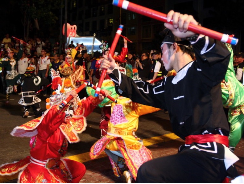 柔佛古庙游神活动上的文化表演。-马新社-