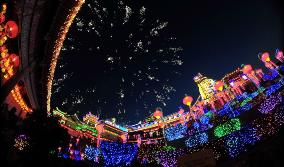 极乐寺亮灯仪式当晚烟花璀璨。-马新社-