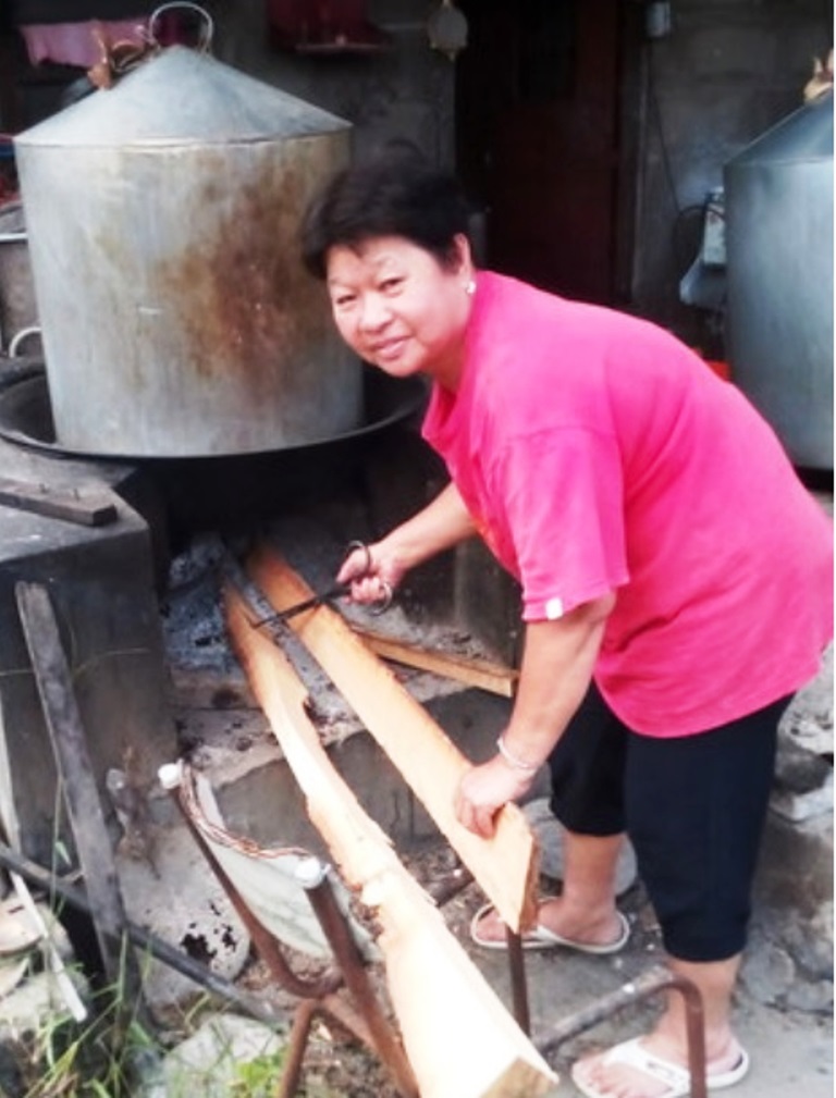 用传统柴火炉灶来蒸煮20多个小时，吃力不讨好又异常艰辛。-马新社-