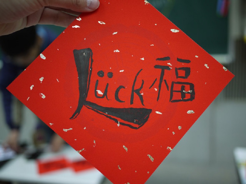 外国人也喜欢亲自上阵写春联，这些充满创意的春联体现了中西文化的完美合璧。-图取自网络-