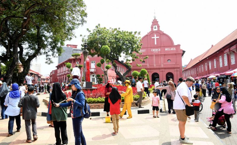 Tourists visit the Stadthuys building in Bandar Hilir, Melaka during the Chinese New Year holidays, February 18, 2018. u00e2u20acu2022 Bernama pic