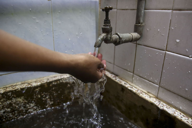 Water supply to the Keramat AU3 area in Hulu Klang was restored after days of water disruption, March 10, 2018. u00e2u20acu201d Picture by Yusof Mat Isa