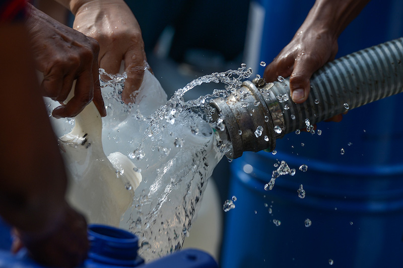 Bandar Kinrara residents fill containers at a temporary water supply centre provided by Syabas at Bandar Kinrara, Puchong March 8, 2018. u00e2u20acu201d Picture by Mukriz Hazim