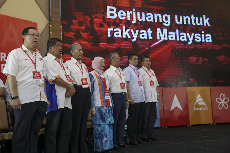 Pakatan Harapan leaders are pictured at the launch of the 'Buku Harapan' manifesto in Shah Alam March 8, 2018. u00e2u20acu201d Picture by Yusof Mat Isa