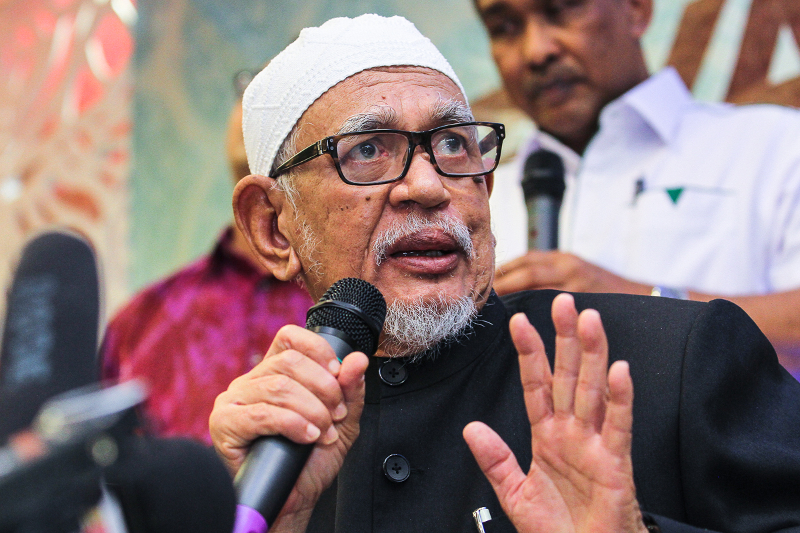 PAS president Seri Haji Abdul Hadi Awang speaks during the Syarahan Perdana and Malaysia Sejahtera manifesto launch by Gagasan Sejahtera at Astana Banquet Hall, Cyberjaya March 18, 2018. u00e2u20acu201d Picture by Shafwan Zaidon