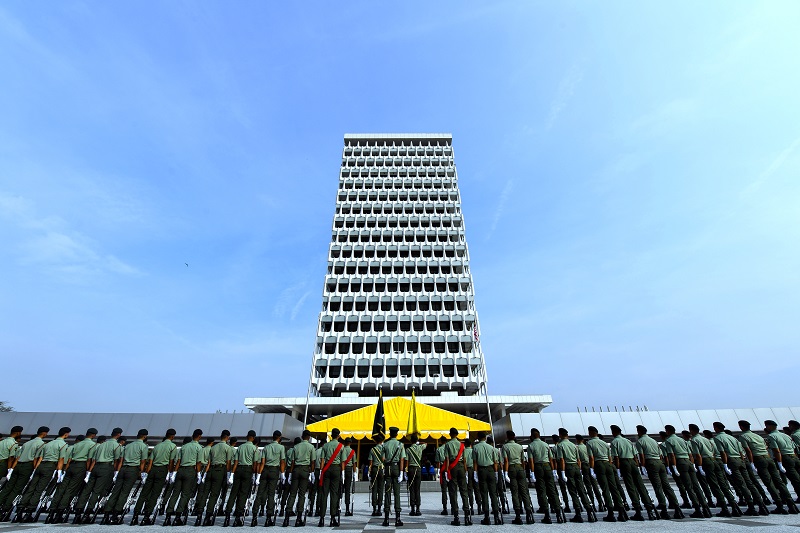 Raptai penuh Kawalan Kehormat Utama Batalion Pertama Rejimen Askar Melayu Diraja yang terdiri daripada empat pegawai dan 103 anggota hari ini, menjelang Istiadat Pembukaan Mesyuarat Pertama Penggal Keenam Parlimen ke-13. u00e2u20acu201d Foto Bernama