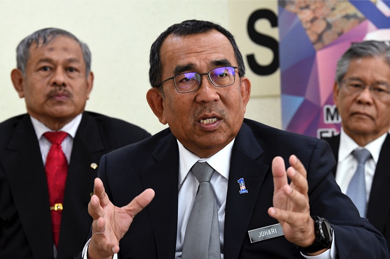 Timbalan Menteri Pertahanan Datuk Seri Mohd Johari Baharum (tengah) ketika sidang media selepas Majlis Konvokesyen Perbadanan Hal Ehwal Bekas Angkatan Tentera (Perhebat) Ke-49 di Kem Sungai Buloh 21 Disember, 2017. u00e2u20acu201d Foto Bernama