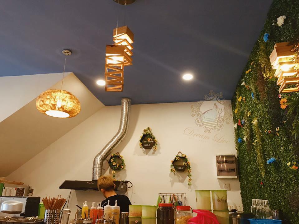 Dreamlive的咖啡厅装潢很有田园Feel。-摘自DreamLive Spa Beauty Café脸书-