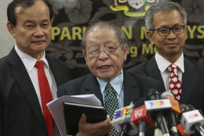 Gelang Patah MP Lim Kit Siang (centre) speaks during a press conference at Parliament in Kuala Lumpur March 27, 2018. u00e2u20acu2022 Picture by Yusof Mat Isa