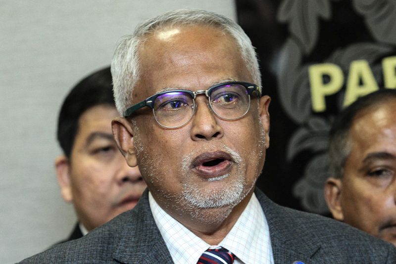 Datuk Mahfuz Omar speaks to the press at the Parliament on March 22, 2018. u00e2u20acu2022 Picture by Miera Zulyana