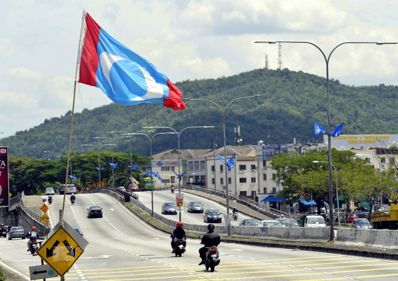 Barisan Nasional and PKR flags are seen along Jalan Ulu Kelang, Selangor on March 14, 2018. u00e2u20acu201d Picture by Ham Abu Bakar