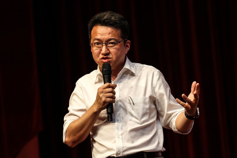 Kluang MP Liew Ching Tong speaks during the Pakatan Harapan Lembah Pantai fundraising dinner at SJK (C) Chung Kwo in Kuala Lumpur March 29, 2018. u00e2u20acu2022 Picture by Miera Zulyana