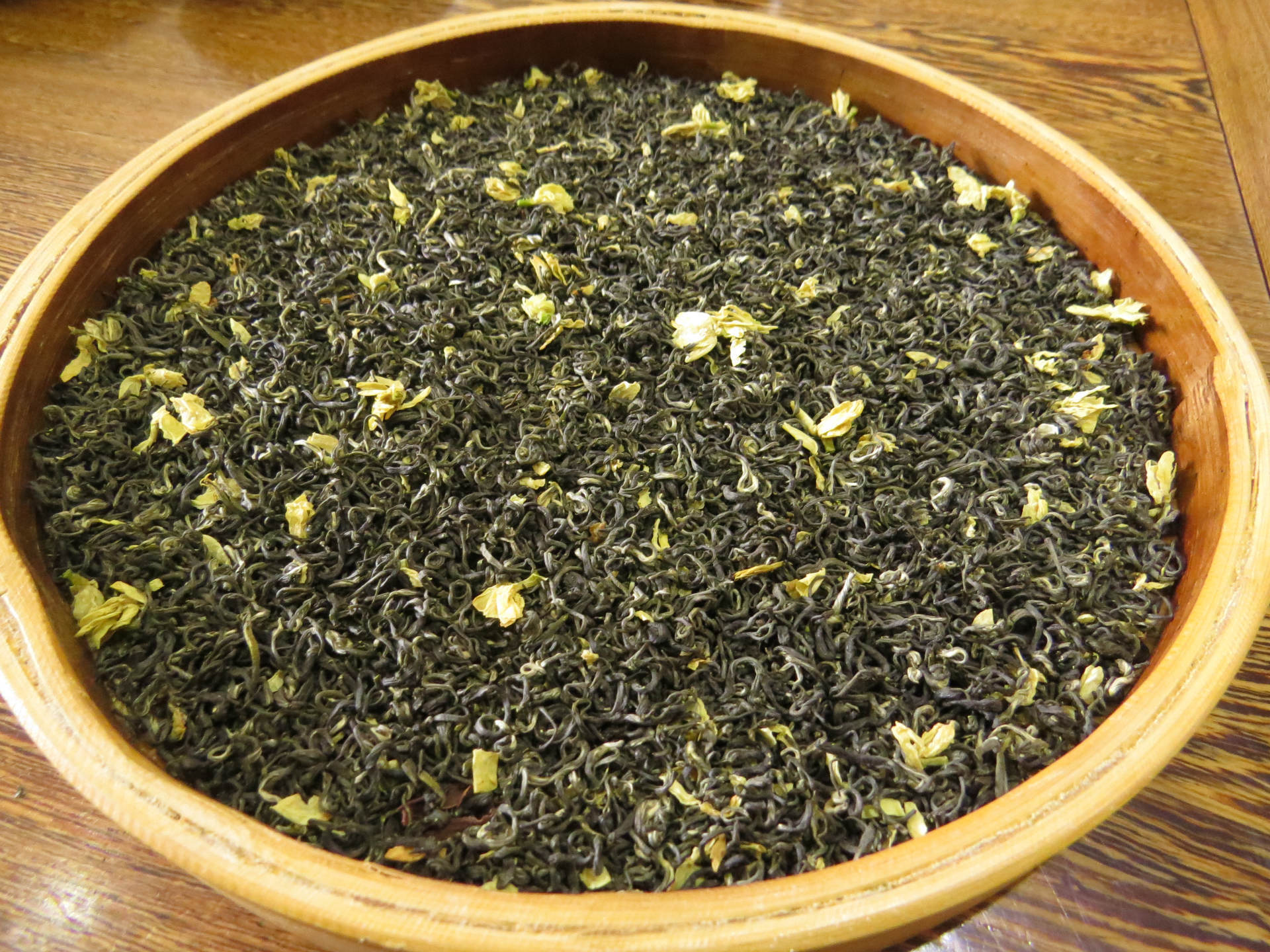 将茉莉花茶叶装进茶包袋放冰箱,可辟除臭味并循环再用呢。