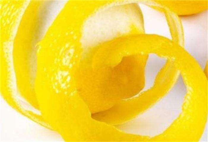 垃圾桶底部放柠檬皮就不怕有异味了。