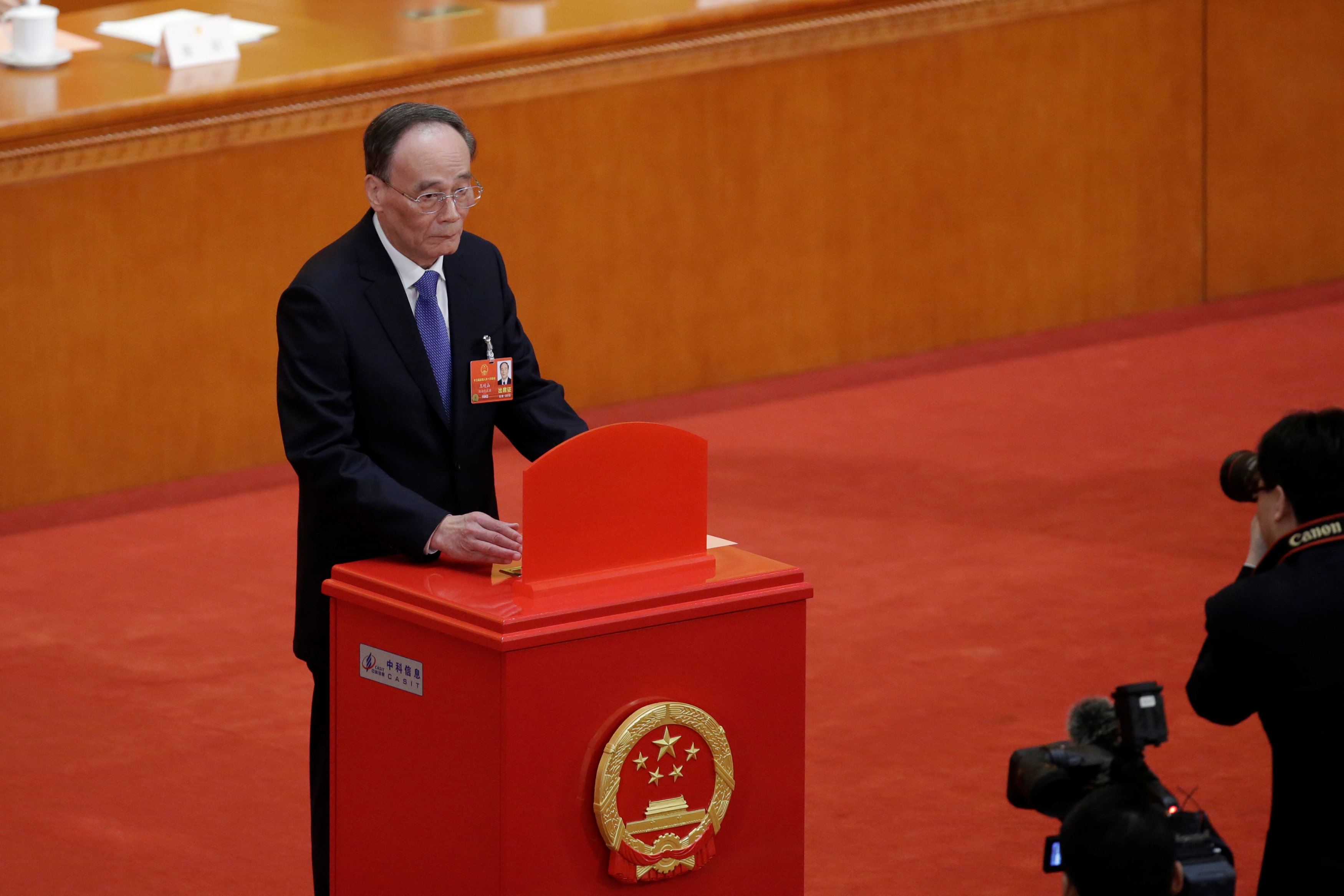 前中共中央政治局常委、中纪委前书记王岐山，则是在1票的反对下，当选国家副主席。-路透社-