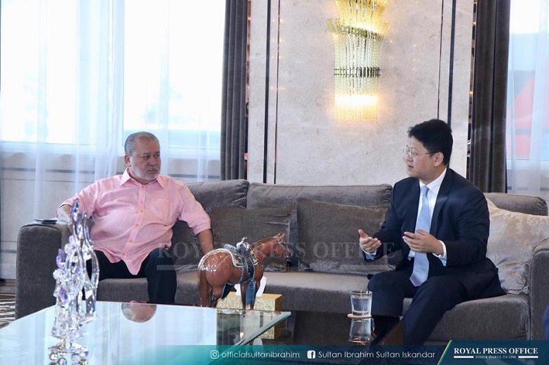 中国大使白天（右）周一中午拜会柔佛苏丹，期间苏丹建议他在新山设立领事馆。-图取自Sultan Ibrahim Sultan Iskandar面子书-