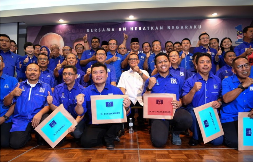 Pahang BN chairman Datuk Seri Adnan Yaakob poses with the coalitionu00e2u20acu2122s other GE14 hopefuls in Kuantan April 26, 2018. u00e2u20acu201d Bernama pic