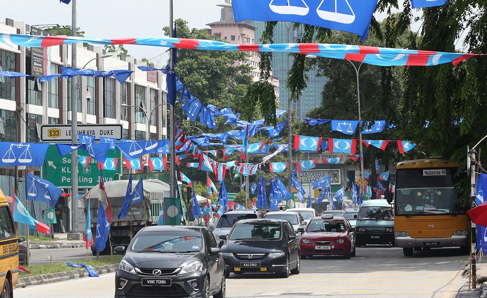 PKR and Barisan Nasional flags are seen along a road in Batu April 30, 2018. u00e2u20acu201d Picture by Razak Ghazali