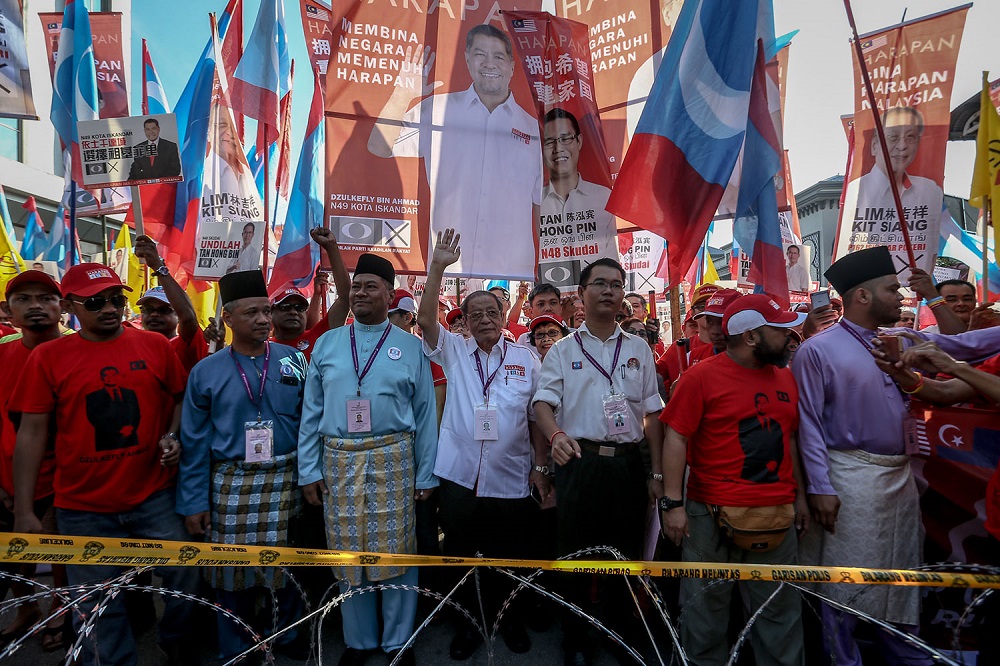DAP veteran Lim Kit Siang (middle) and his supporters walk to the Iskandar Puteri City Council nomination centre in Skudai April 28, 2018. u00e2u20acu201d Picture by Hari Anggara