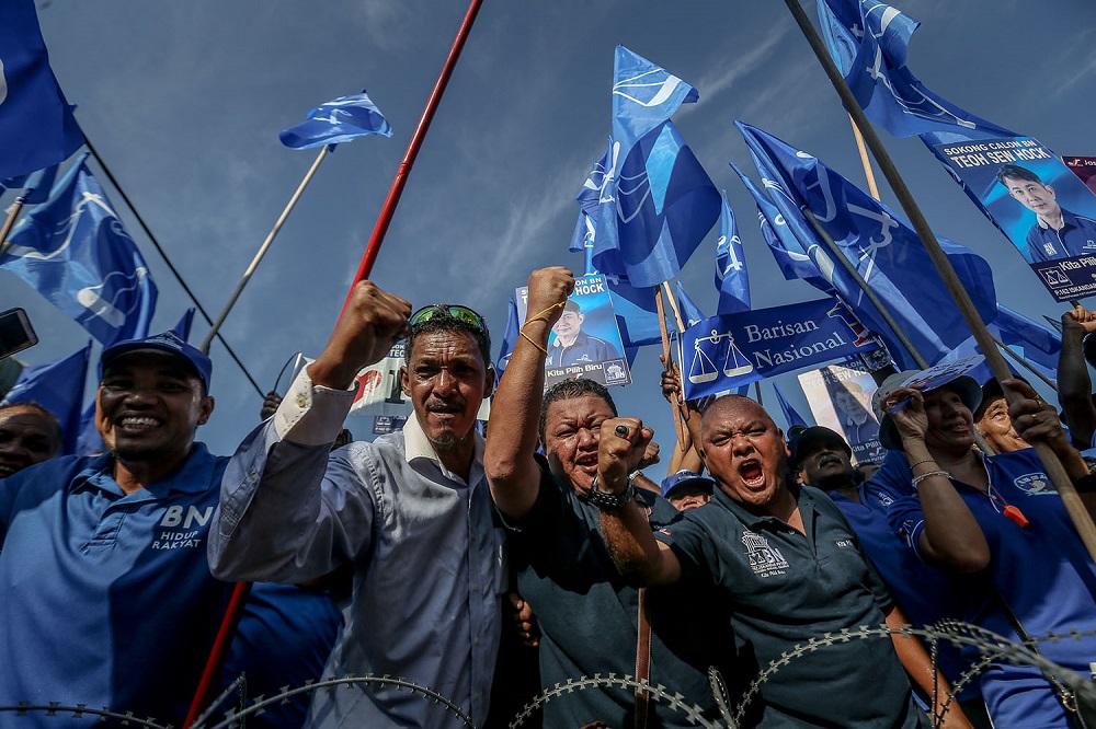 Barisan Nasional supporters hold BN flags and banners for their candidates contesting in Dewan Majlis Bandaraya Iskandar Puteri, Skudai April 28, 2018. u00e2u20acu201d Picture by Hari Anggara