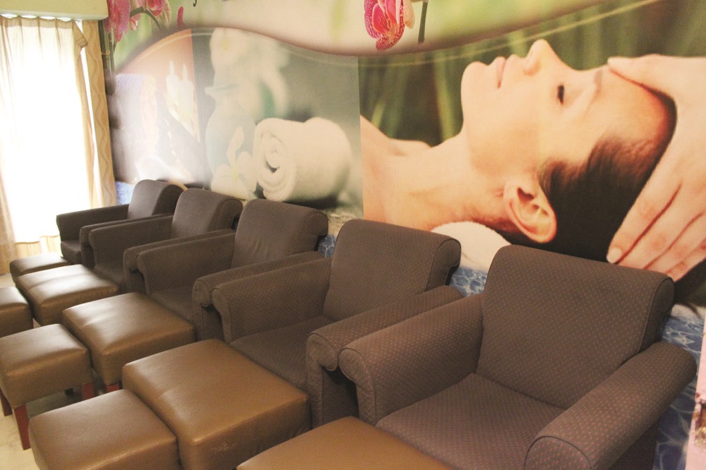Comfy foot massage chairs guarantee relaxation during traditional massage.