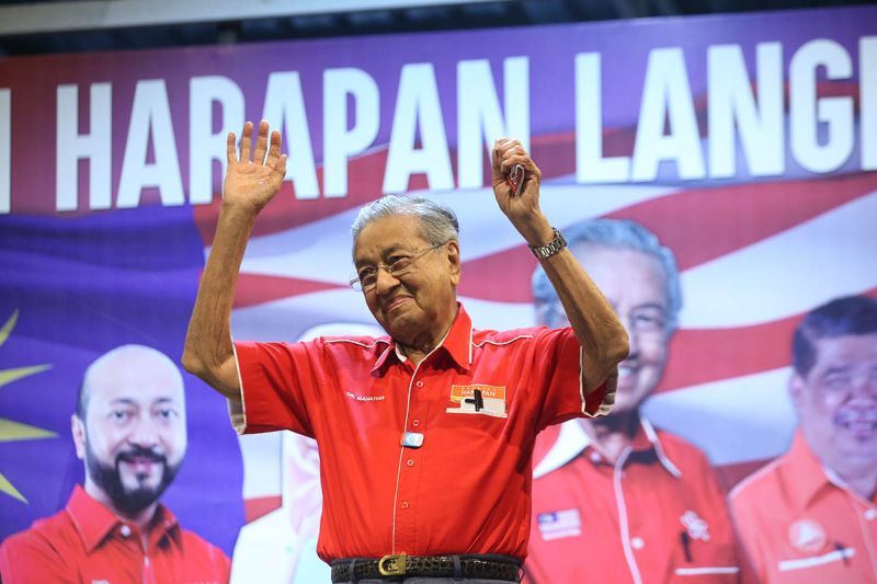 Tun Mahathir acknowledges the crowd after he was announced as the Langkawi Parliamentary candidate for the next GE14 by PKR President Wan Azizah in Langkawi April 16, 2018. u00e2u20acu201d Picture by Azinuddin Ghazali