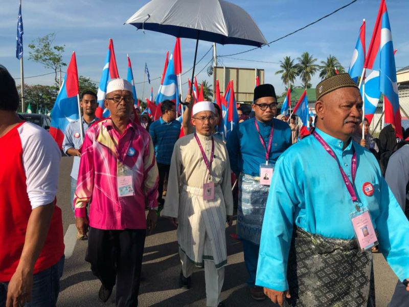 Nik Omar Nik Aziz (tengah) dipecat kerana bertanding DUN Chempaka atas tiket PKR, 28 April 2018. u00e2u20acu201d  Foto ihsan Facebook/Aiman Athirah Al Jundi