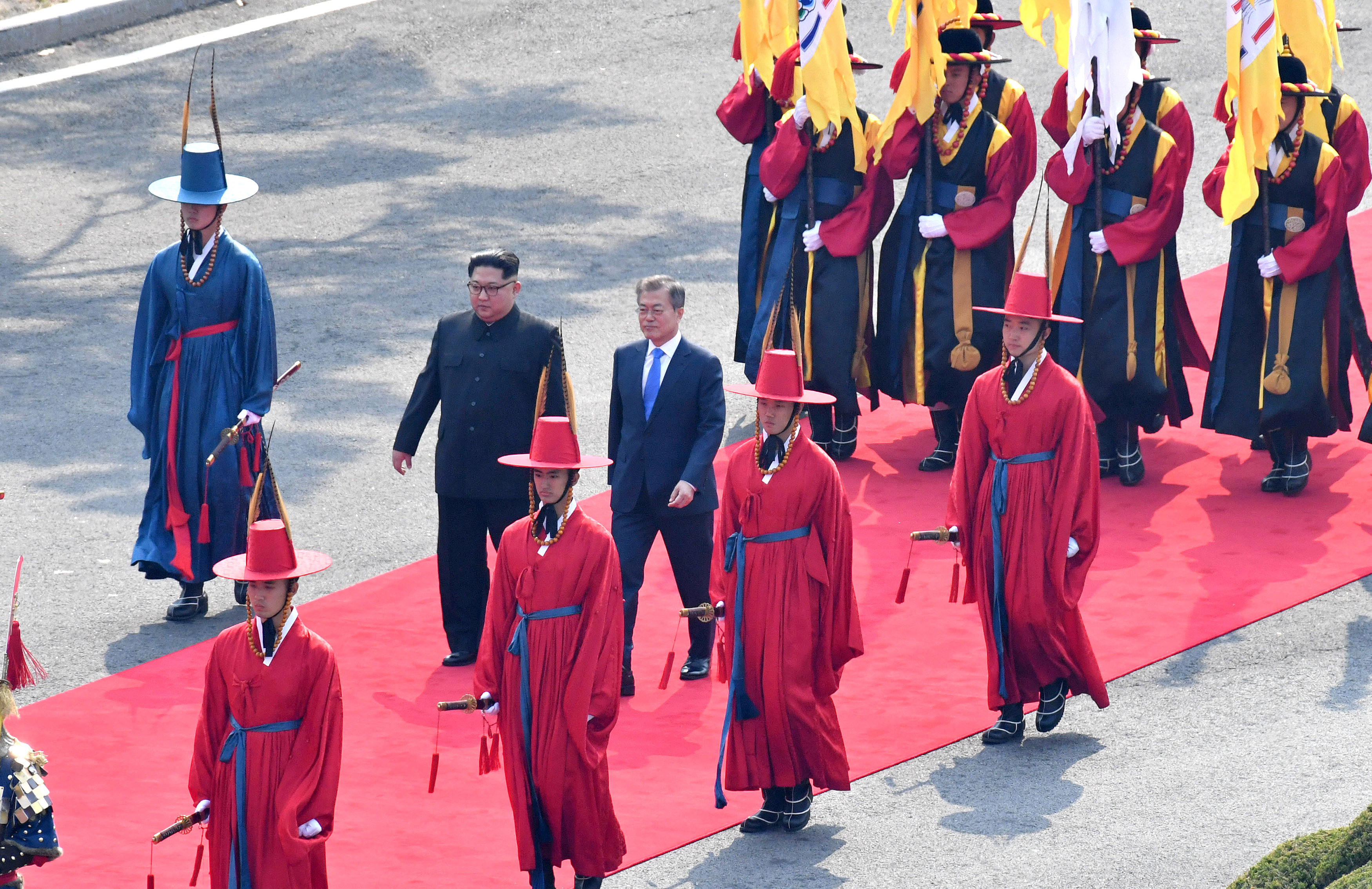金正恩在文在寅陪同下，抵达板门店广场，检阅大约由300人组成、穿上传统服饰的韩国三军仪仗队。-路透社-