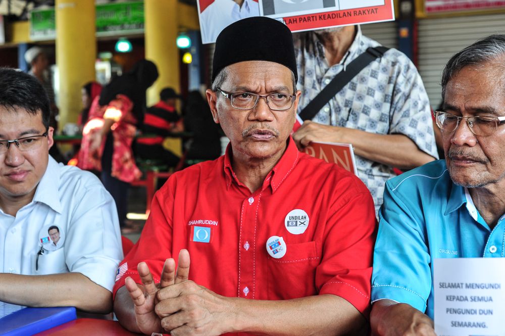 Pakatan Harapan's Sri Gading candidate Datuk Dr. Shahruddin Md Salleh (centre) speaks to the media at the Parit Raja wet market on April 30, 2018. u00e2u20acu201d Picture by Shafwan Zaidonnn