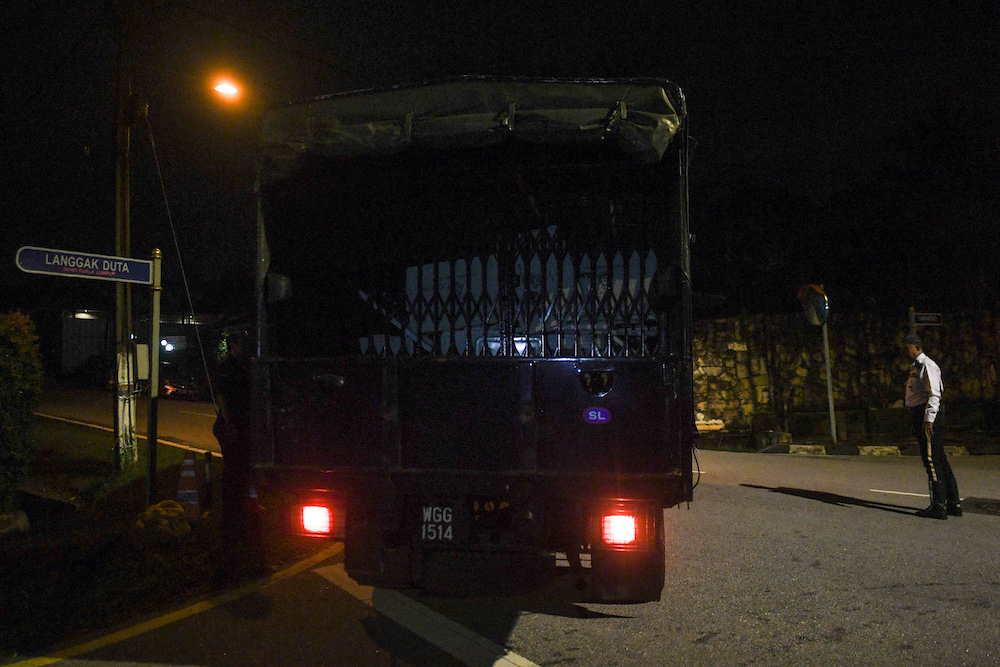 一辆用来载送犯人或证物的警方卡车也停放在现场。-法新社-
