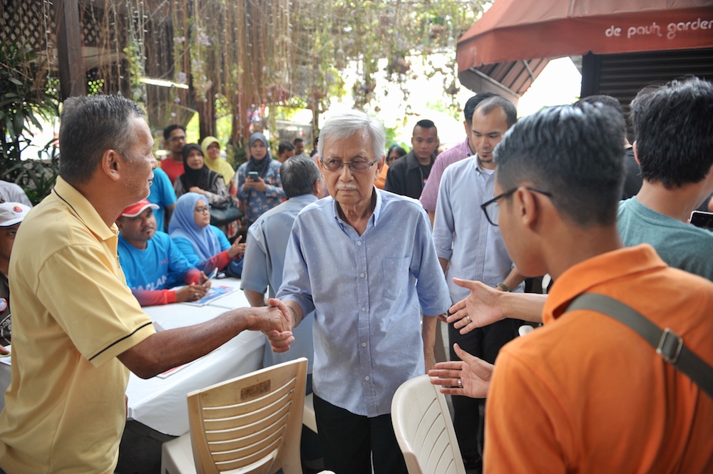 Tun Daim Zainuddin shaking hands with the crowd in De Pauh Garden in Permatang Pauh May 6, 2018. u00e2u20acu201d Picture by KE Ooi