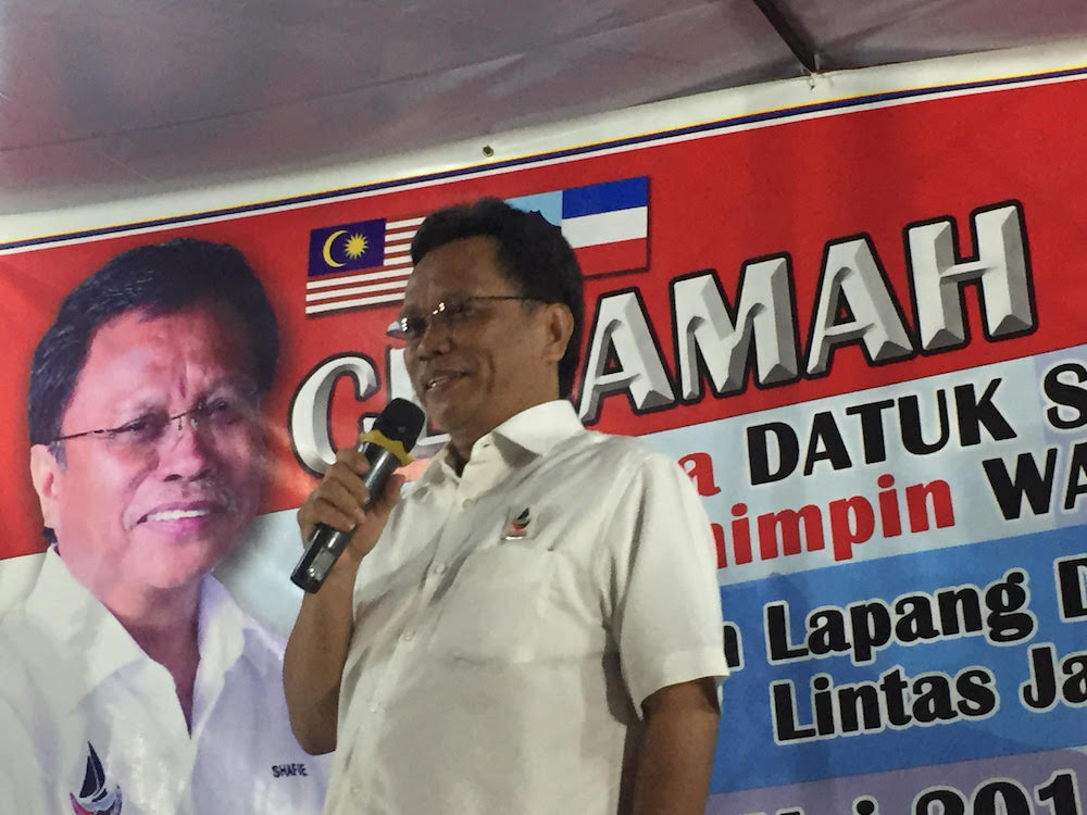 Datuk Seri Shafie Apdal addresses to a crowd in Lintas Boulevard May 5, 2018. u00e2u20acu201d Picture by Julia Chan