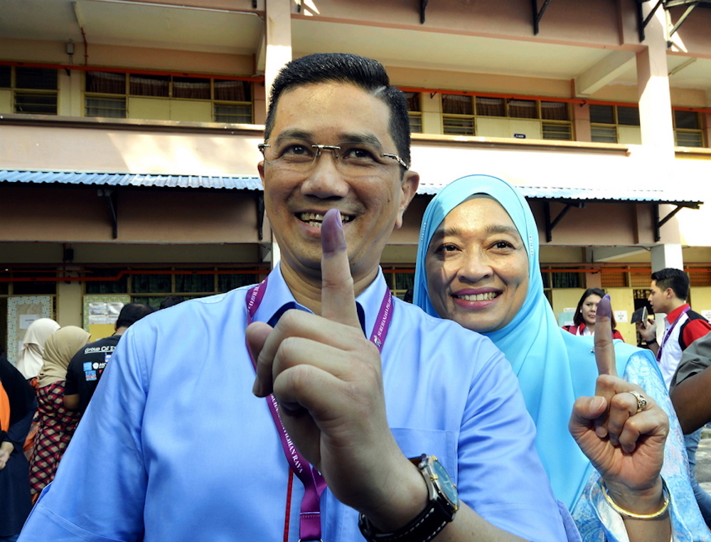 Datuk Seri Azmin Ali and his wife Shamsida Taharin show their ink-stained fingers after casting their votes at Sekolah Kebangsaan Klang Gate, Jalan Genting Klang, May 9, 2018. u00e2u20acu201d Picture by Ham Abu Bakar